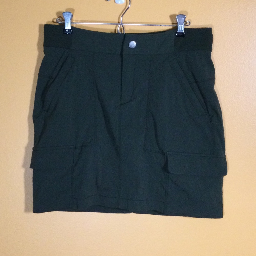 Athleta Trekkie Dark Green Utility Pocket Skort